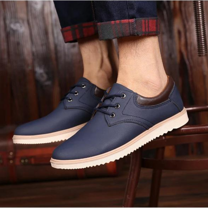 Blauwe leren herenschoenen met bruine accenten, casual stijl, comfortabele witte zool, perfect voor dagelijks gebruik en modieuze outfits.