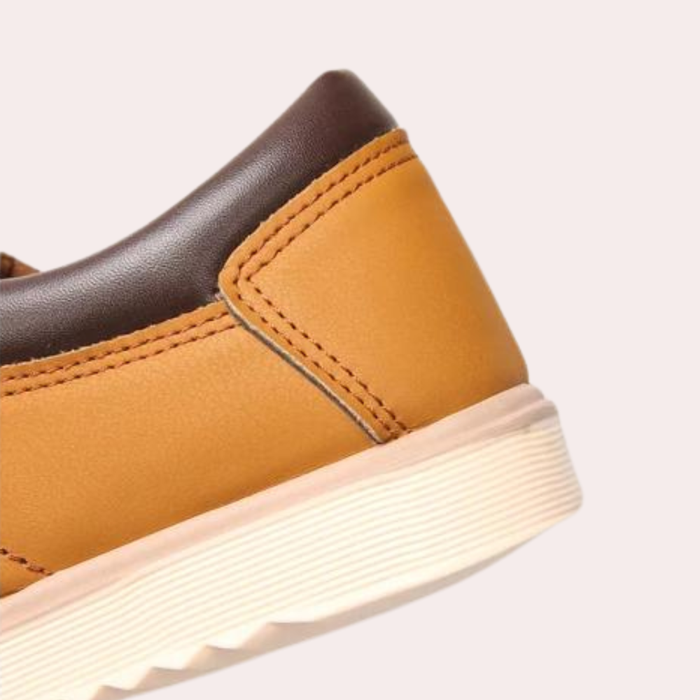 Leren herenschoen in bruin en geel met witte zool, detailopname. Stijlvolle casual schoen, hoogwaardige materialen, modieus design.