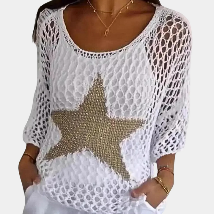 Witte gehaakte trui met gouden ster, damesmode, casual zomeroutfit, ademend ontwerp, trendy kleding, stijlvolle dameskleding.