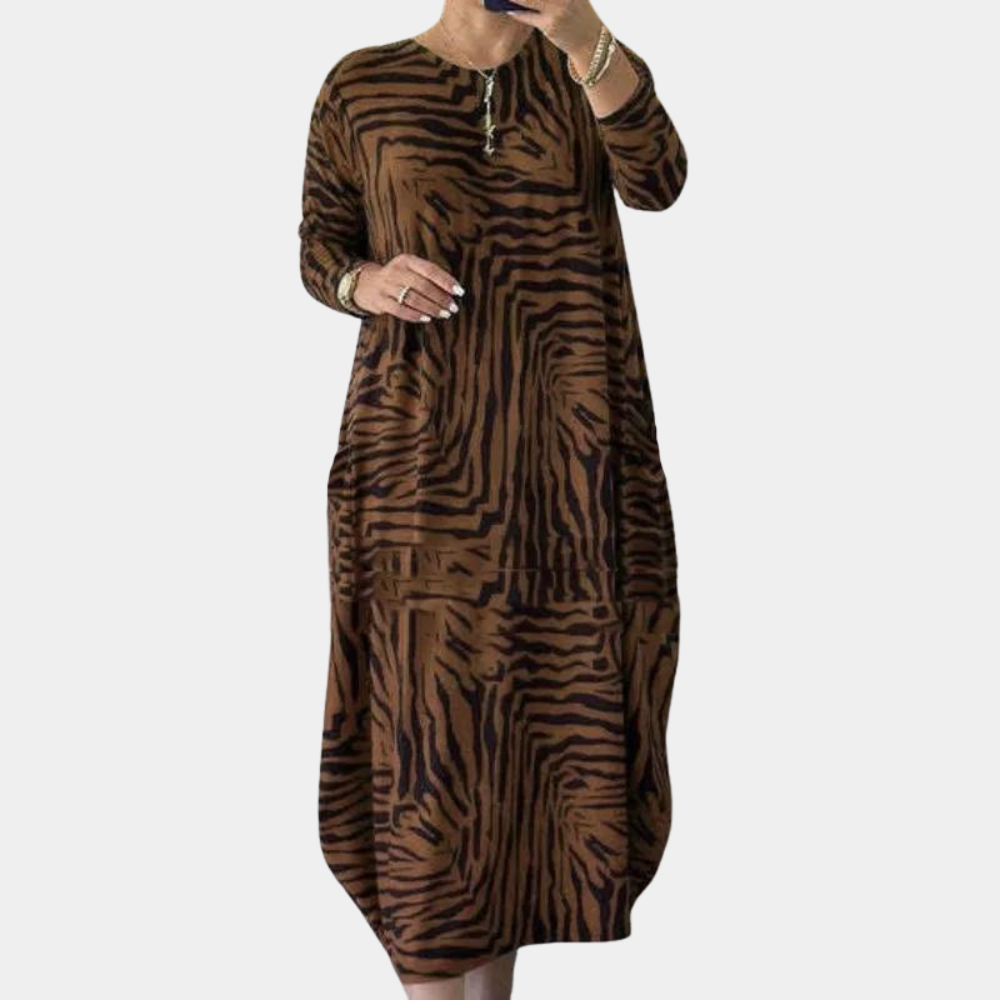 Bruine damesjurk met zebraprint, lange mouwen en ronde hals. Modieuze casual outfit, ideaal voor herfst en winter. Comfortabele pasvorm.