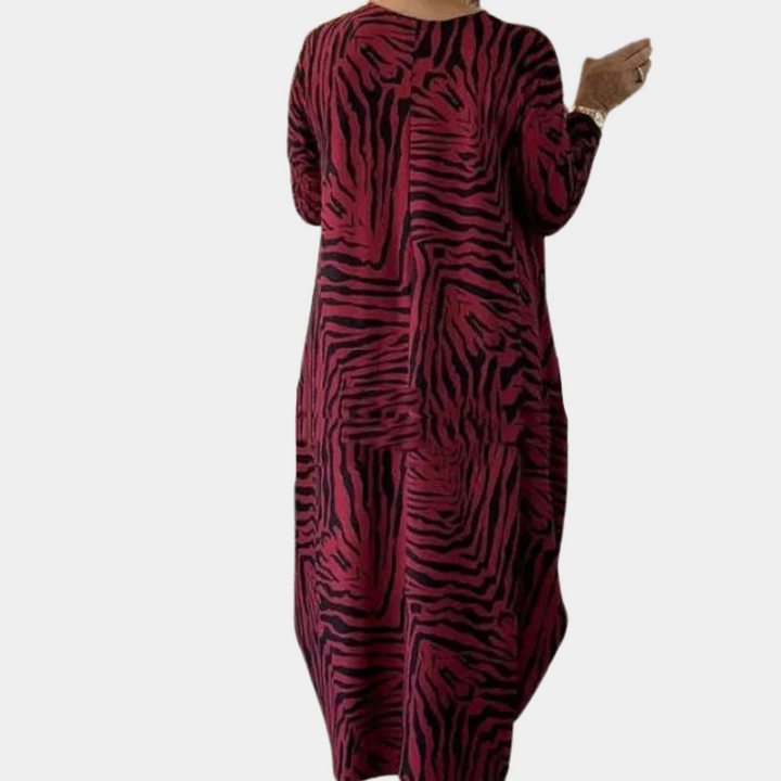 Rode jurk met zebraprint, lange mouwen, losvallend ontwerp. Modieuze dameskleding, ideaal voor casual en avondkleding.