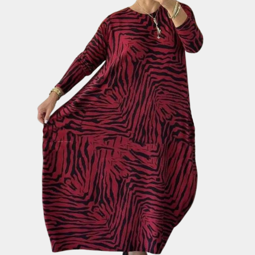 Rode oversized jurk met zwarte zebraprint, lange mouwen en ronde hals. Modieuze dameskleding, comfortabel en stijlvol voor dagelijks gebruik.