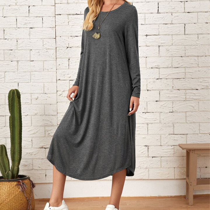 Donkergrijze damesjurk met lange mouwen, casual stijl, gedragen door model. Perfect voor herfstmode. Comfortabele pasvorm, trendy en veelzijdig.