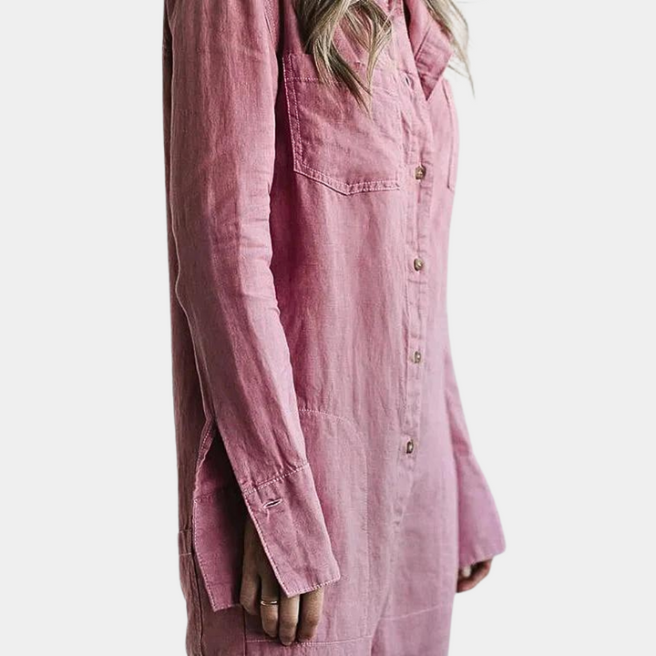Roze linnen damesblouse met lange mouwen, knoopsluiting en borstzak. Stijlvolle casual kleding, ideaal voor lente en zomer.