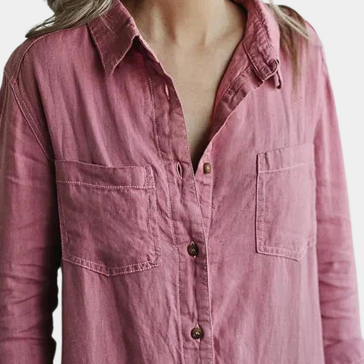 Roze linnen blouse met lange mouwen, knoopsluiting en borstzakken. Casual dameskleding, ideaal voor lente- en zomermode.