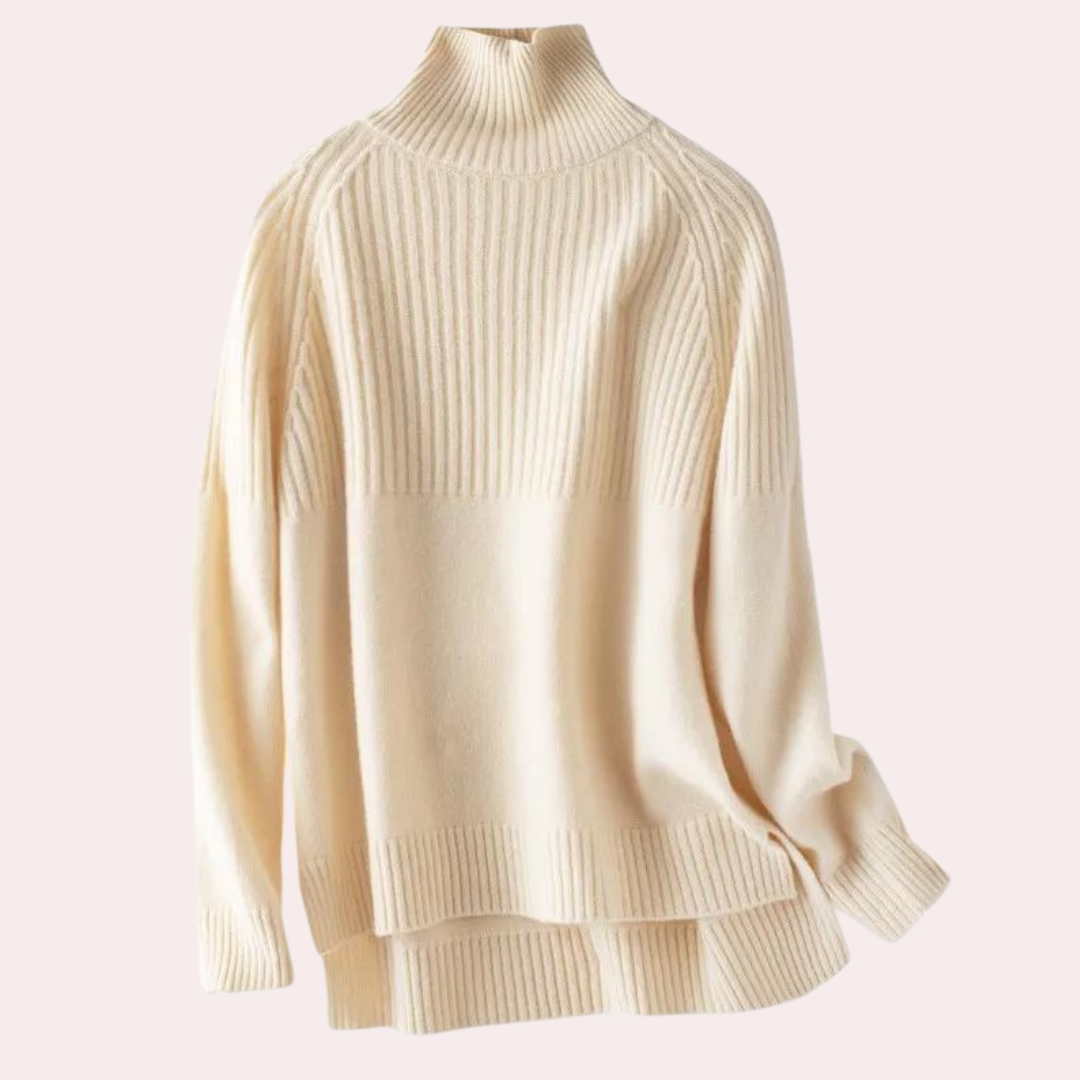 Crèmekleurige oversized trui met hoge hals en geribbelde details, perfect voor herfstmode. Comfortabele dameskleding, trendy en stijlvol design.
