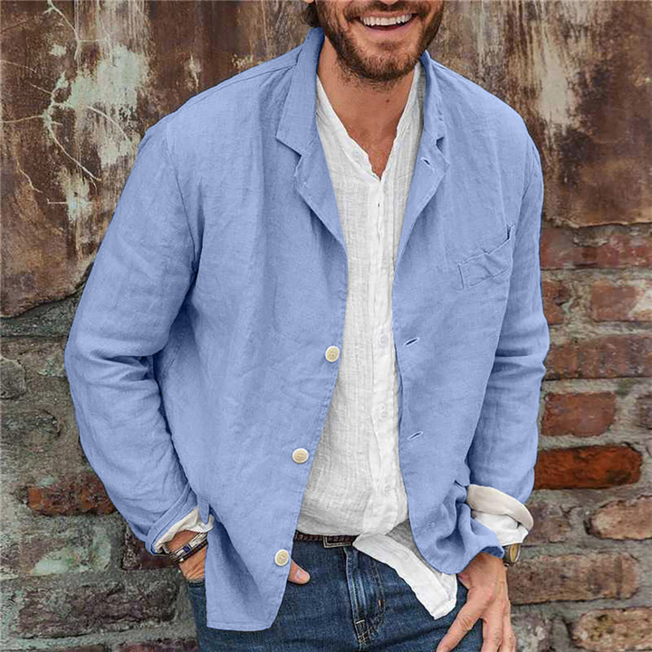 Man in blauwe linnen blazer en witte overhemd, casual stijl. Perfect voor lente- en zomermode. Comfortabele en stijlvolle herenoutfit.