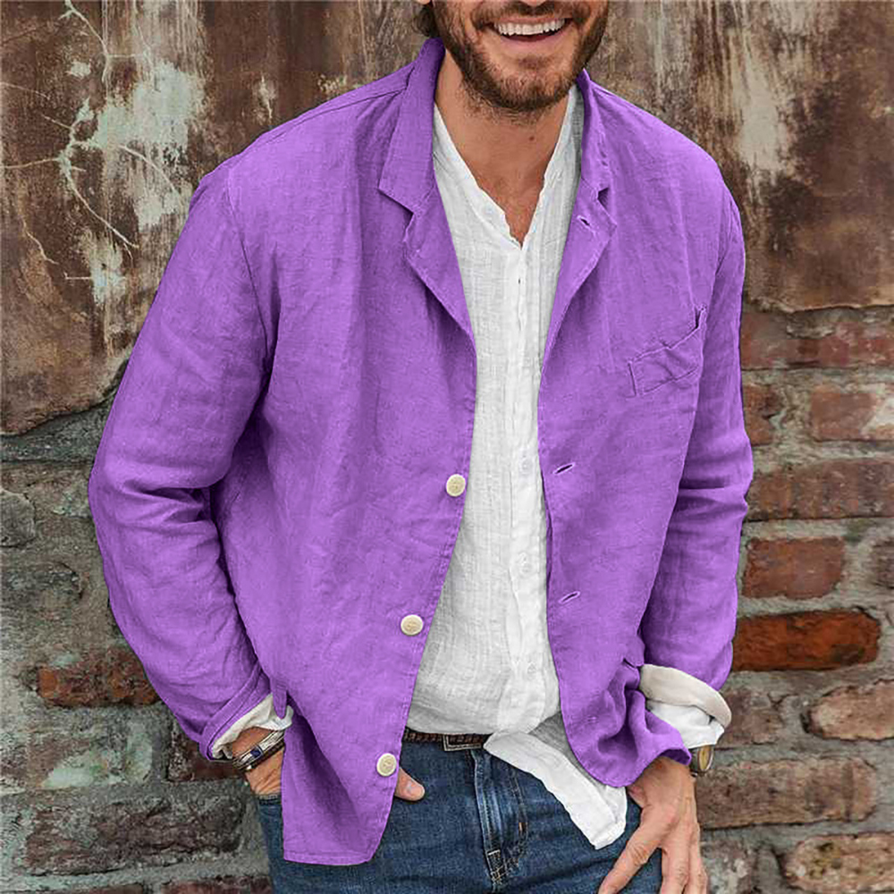 Man in paarse linnen blazer, witte overhemd, casual look, tegen bakstenen muur. Stijlvolle herenkleding, modieuze jas, trendy outfit.
