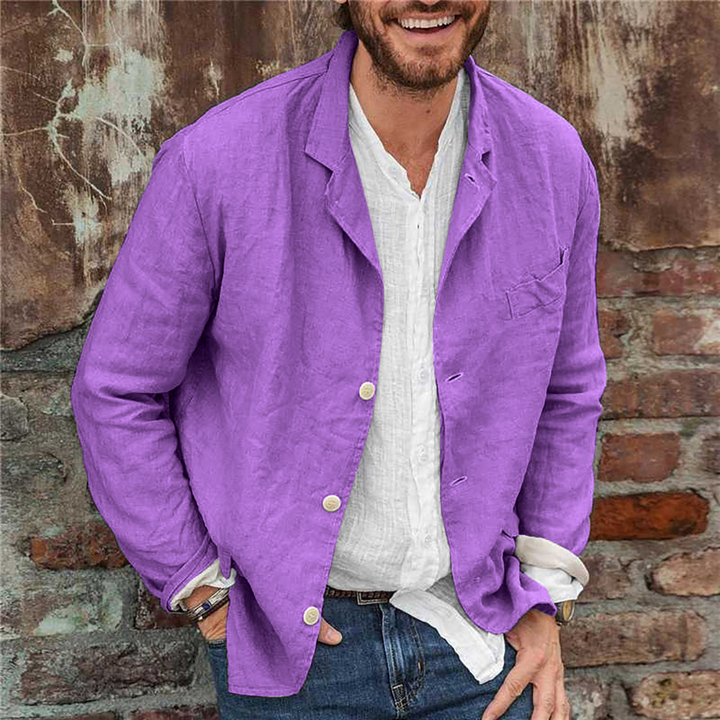 Man in paarse linnen blazer, witte overhemd, casual look, tegen bakstenen muur. Stijlvolle herenkleding, modieuze jas, trendy outfit.
