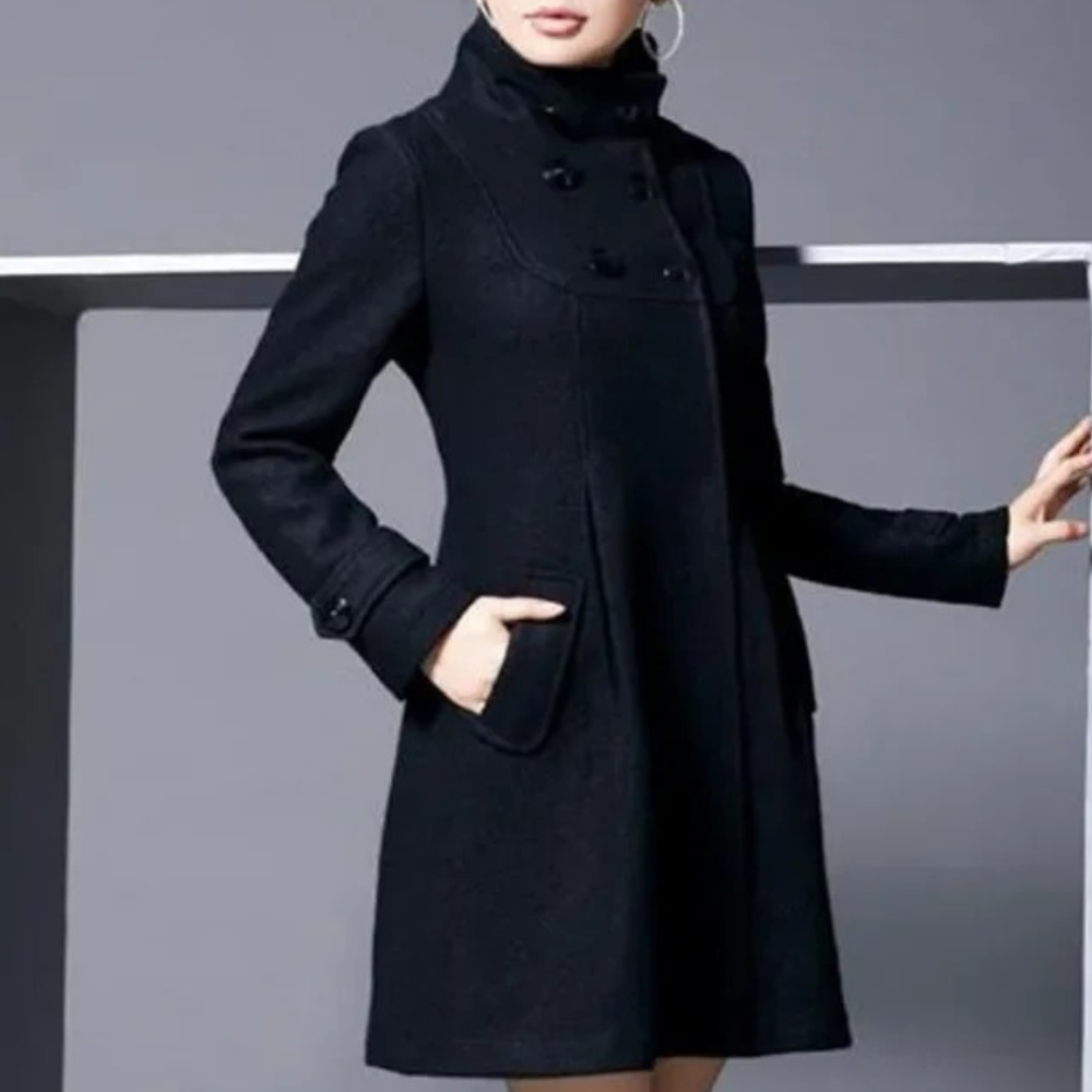Zwarte damesjas met hoge kraag en knopen, elegant ontwerp, lange mouwen, geschikt voor herfst en wintermode. Perfect voor stijlvolle dames.