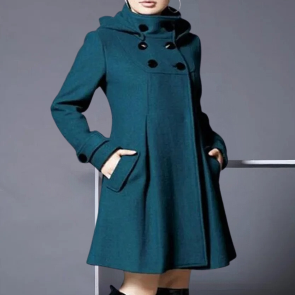 Donkergroene damesjas met dubbele rij knopen, capuchon en zakken. Stijlvolle wintermode, warme wollen stof, elegant design.