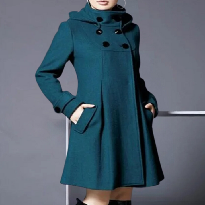 Donkergroene damesjas met dubbele rij knopen, capuchon en zakken. Stijlvolle wintermode, warme wollen stof, elegant design.