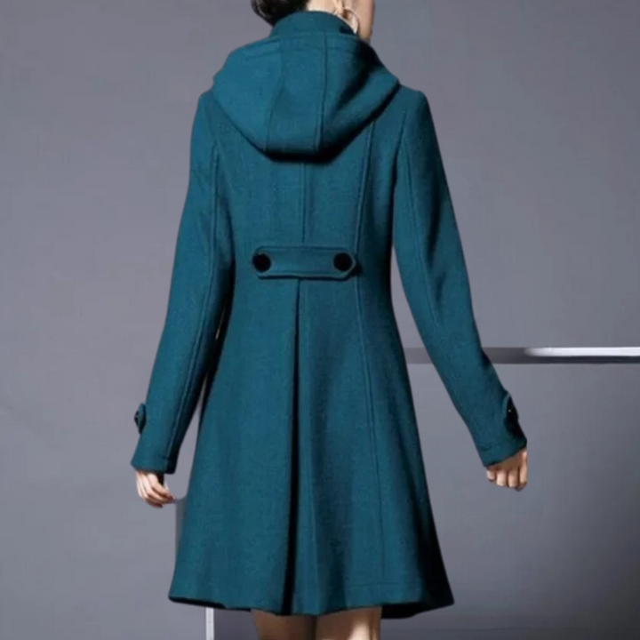 Donkergroene damesjas met capuchon, knopen en tailleband, stijlvolle wintermode, elegante lange jas, warme dameskleding, trendy winterjas.