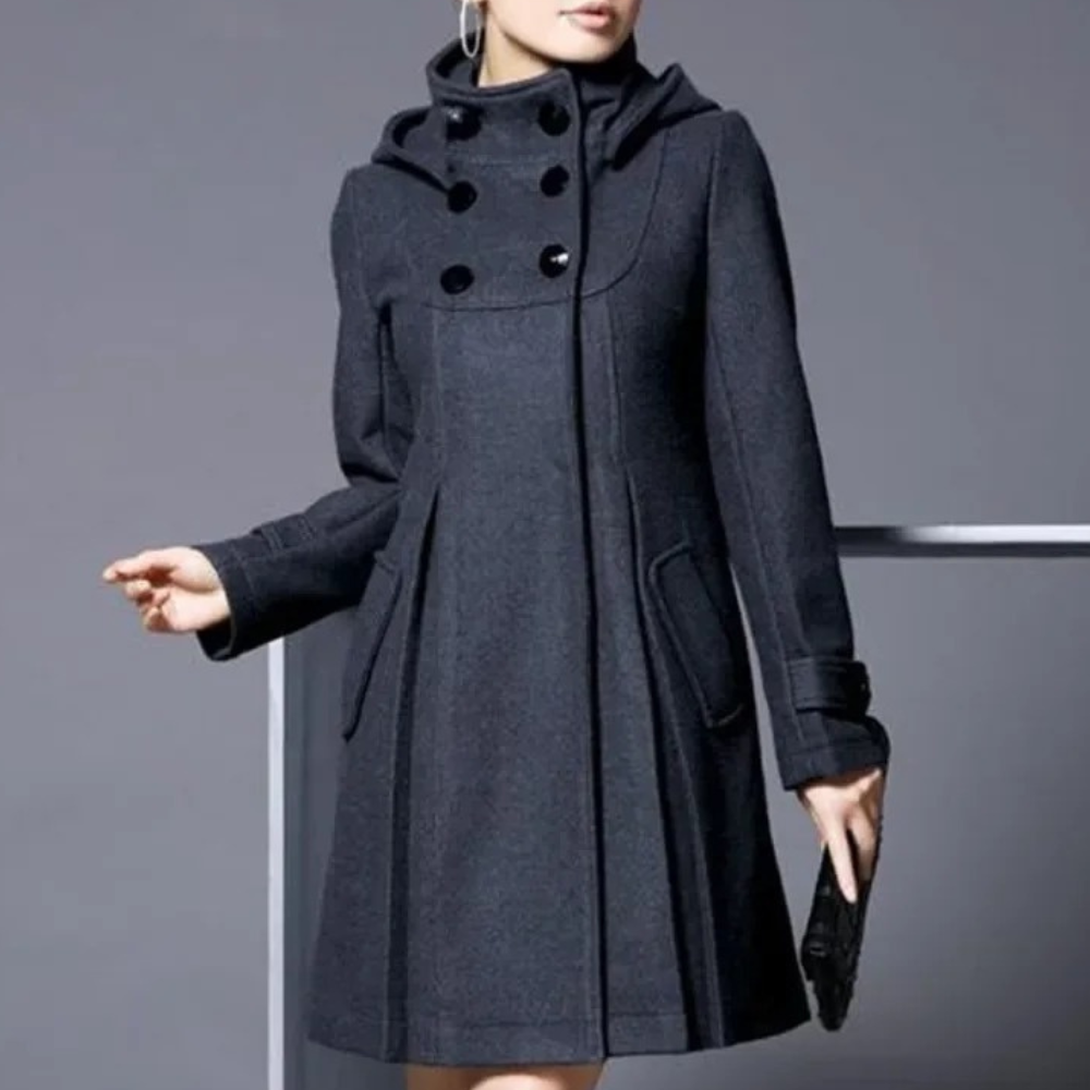 Grijze damesjas met dubbele rij knopen, capuchon en zakken. Stijlvolle winterjas, elegant design, warme stof. Perfect voor koude dagen.
