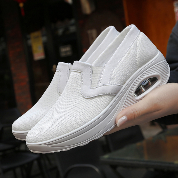 Witte dames sneakers met luchtkussen zool, ademend mesh bovenwerk, slip-on design. Comfortabele sportschoenen voor dagelijks gebruik.