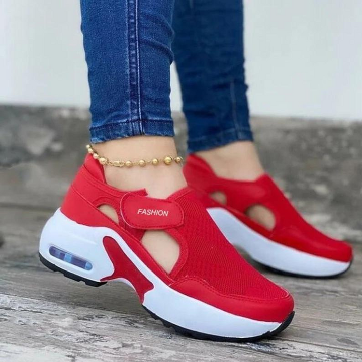 Rode dames sneakers met luchtkussen zool, modieus ontwerp, comfortabele pasvorm, perfect voor casual en sportieve outfits, gedragen met jeans.