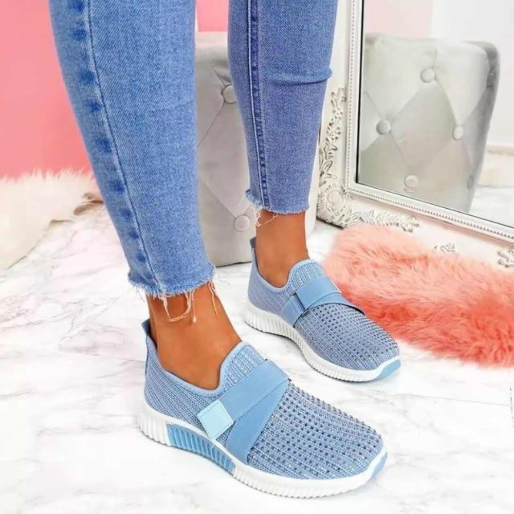 Blauwe dames sneakers met elastische band, ademend mesh bovenwerk, gedragen met lichtblauwe jeans. Modieuze casual schoenen voor dagelijks gebruik.