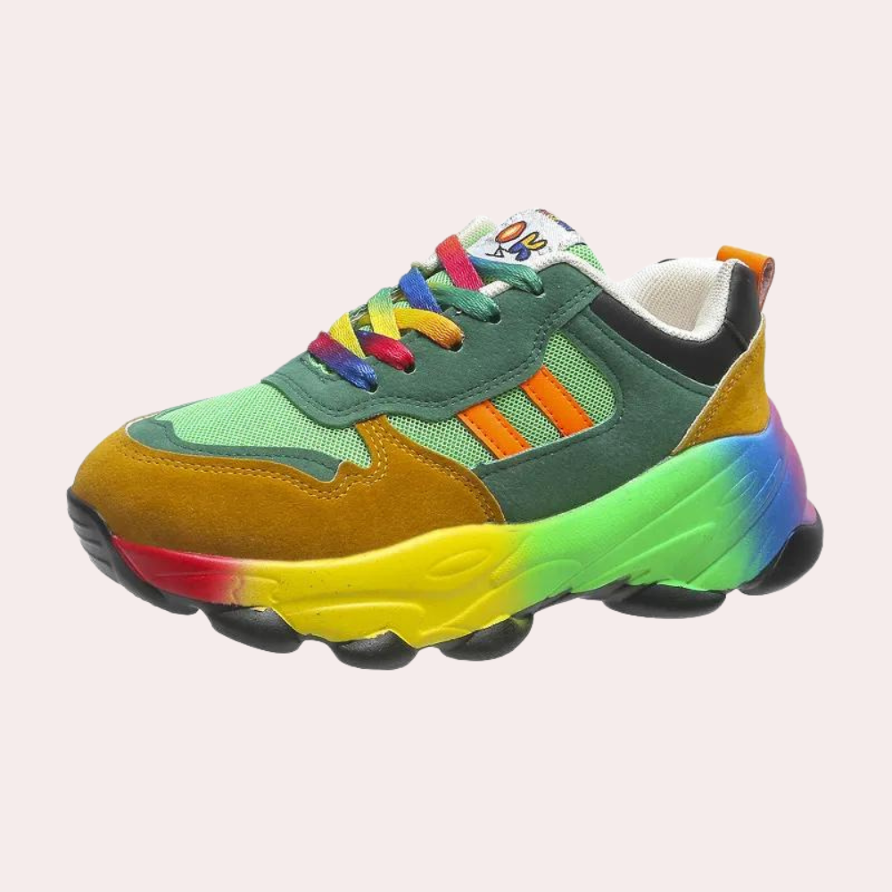 Groene sneaker met regenboogzool, kleurrijke veters en oranje strepen. Trendy unisex sportschoen, ideaal voor casual en sportieve outfits.
