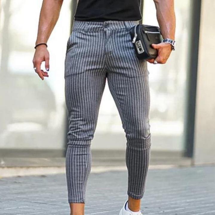Grijze gestreepte herenbroek, slim fit, gedragen met zwarte riem en horloge. Modieuze casual outfit voor mannen, ideaal voor dagelijks gebruik.