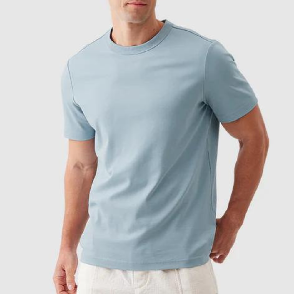 Lichtblauw T-shirt voor heren, korte mouwen, ronde hals, casual stijl. Perfect voor zomermode en alledaagse outfits. Comfortabel en stijlvol.