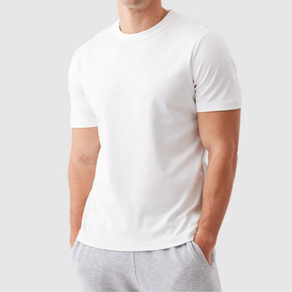 Witte heren T-shirt, korte mouwen, ronde hals, casual stijl, comfortabel katoen, model draagt grijze joggingbroek, minimalistisch design.