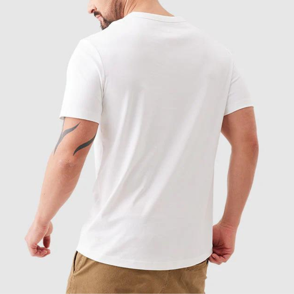 Witte heren T-shirt, korte mouwen, gedragen door man met tatoeages, beige broek. Comfortabel, casual design, ideaal voor dagelijks gebruik.