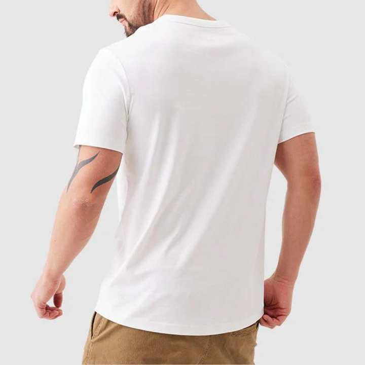Witte heren T-shirt, korte mouwen, gedragen door man met tatoeages, beige broek. Comfortabel, casual design, ideaal voor dagelijks gebruik.