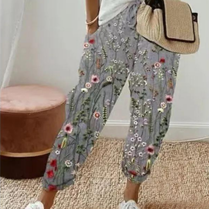 Grijze damesbroek met kleurrijke bloemenprint, casual stijl. Perfect voor lente en zomer. Comfortabele pasvorm, trendy en modieus design.