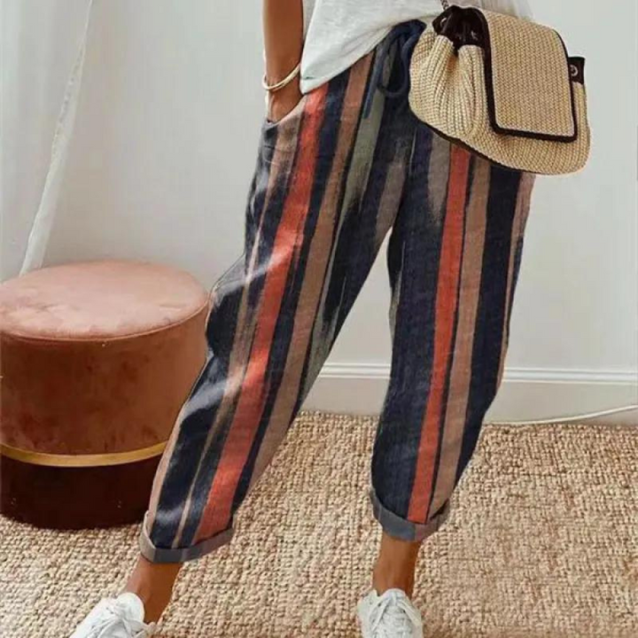 Gestreepte damesbroek in marineblauw en rood, casual stijl, met elastische tailleband en opgerolde pijpen. Perfect voor modieuze, comfortabele outfits.