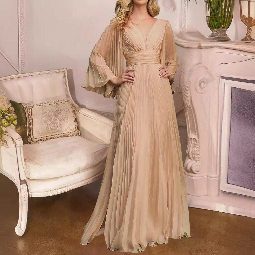 Elegante abrikooskleurige avondjurk met geplooide mouwen en V-hals, perfect voor formele gelegenheden. Luxe damesmode, stijlvolle galajurk.