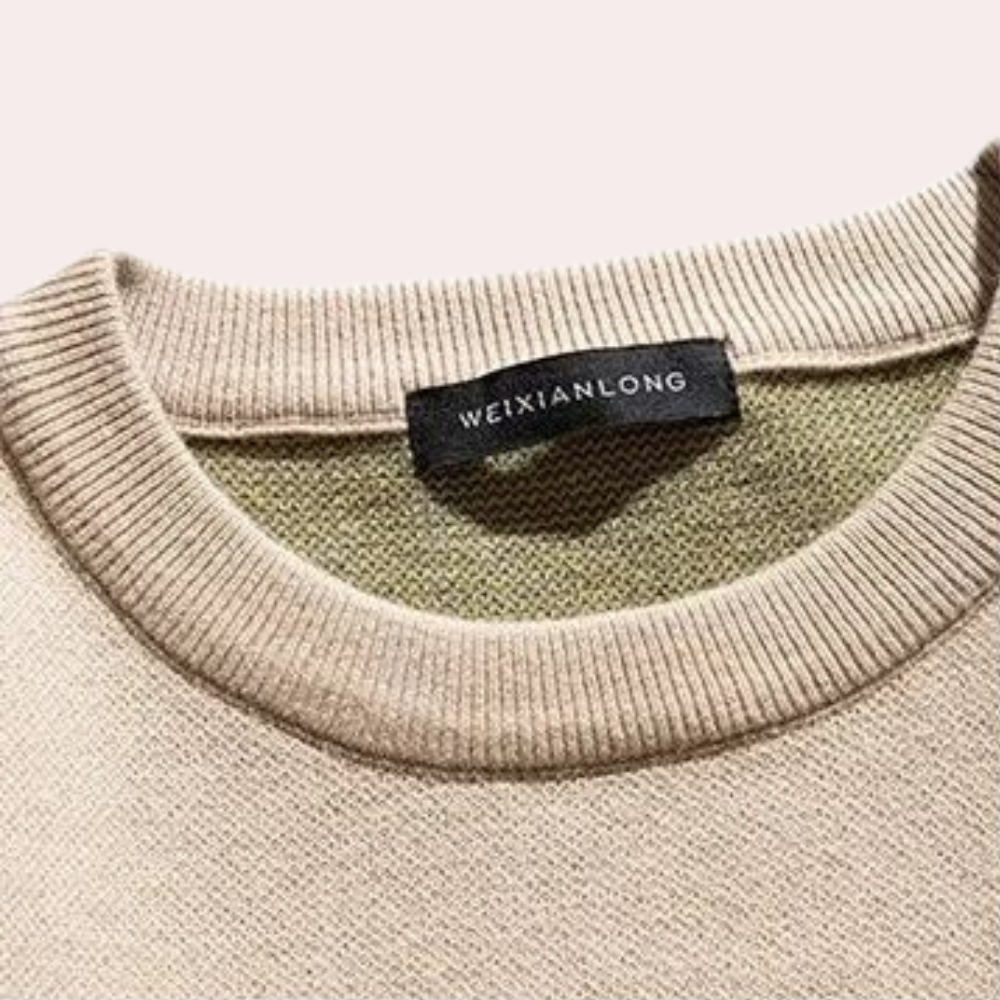 Beige trui met ronde hals en zwart label "WEIXIANLONG", gebreid katoen, unisex mode, comfortabele casual kleding, trendy herenkleding.