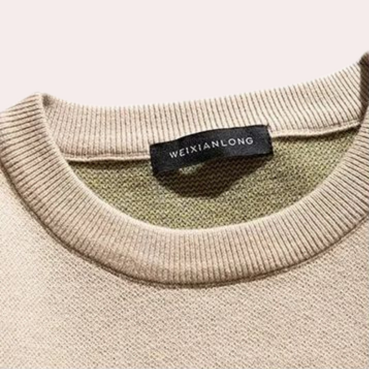 Beige trui met ronde hals en zwart label "WEIXIANLONG", gebreid katoen, unisex mode, comfortabele casual kleding, trendy herenkleding.