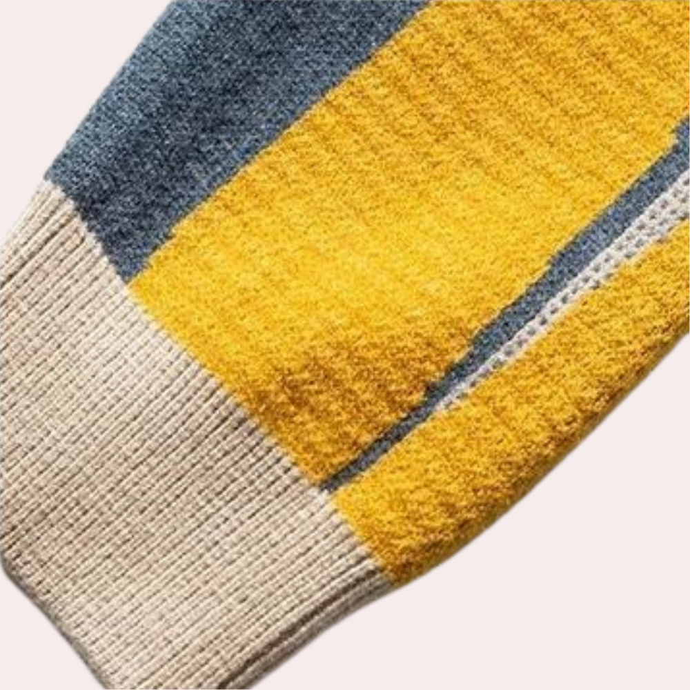 Gebreide trui mouw in geel, blauw en beige strepen, zachte textuur, modieuze dameskleding, herfst winter mode, comfortabele stof.