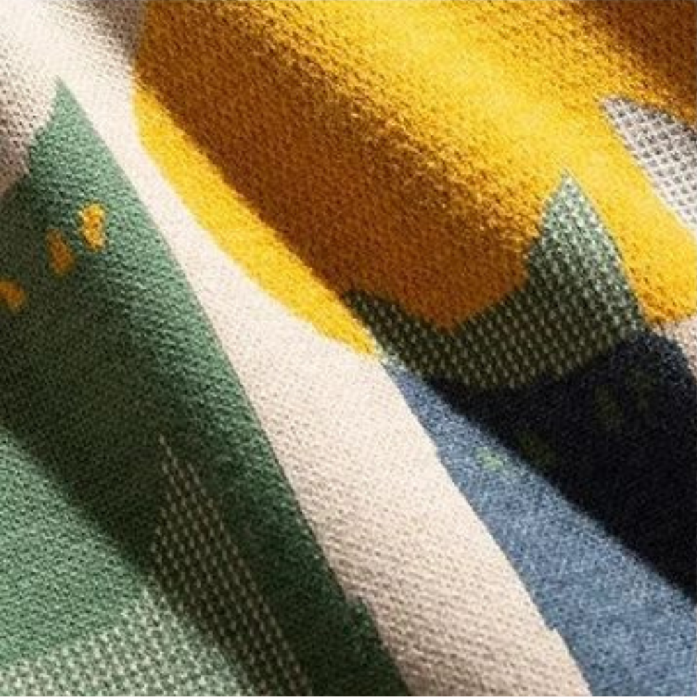 Abstracte gebreide stof met kleurrijk patroon in geel, groen en blauw. Textielontwerp, moderne interieurdecoratie, hoogwaardige stof.