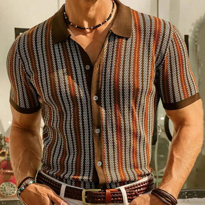 Heren overhemd met korte mouwen, bruin met gestreept patroon, retro stijl. Perfect voor casual zomeroutfits. Modieuze herenmode.