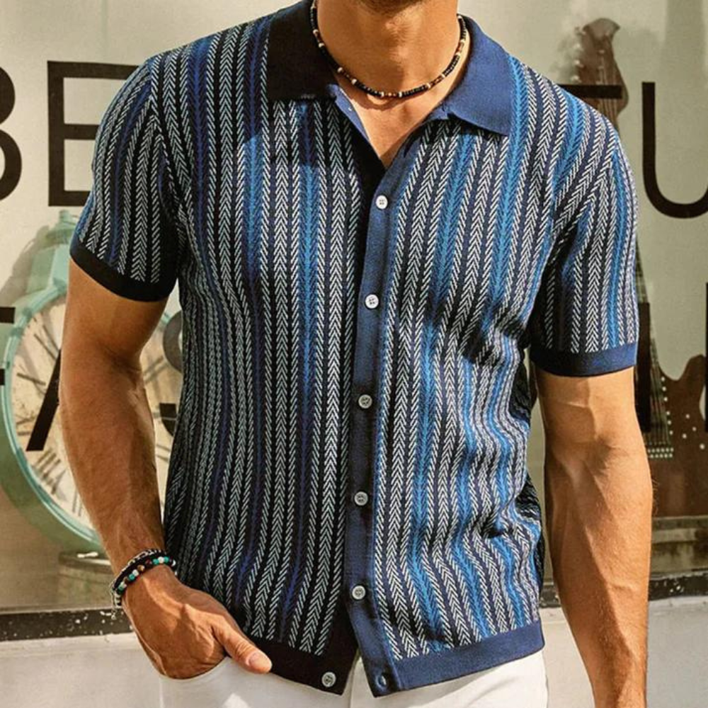 Man in een stijlvolle, navyblauwe, gebreide polo met visgraatpatroon, korte mouwen en knoopsluiting. Perfect voor casual zomeroutfits.