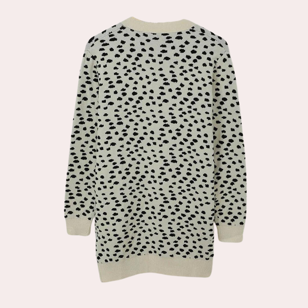 Achterkant van een beige damestrui met zwarte luipaardprint, lange mouwen en ronde hals. Modieuze trui, perfect voor herfst- en winteroutfits.