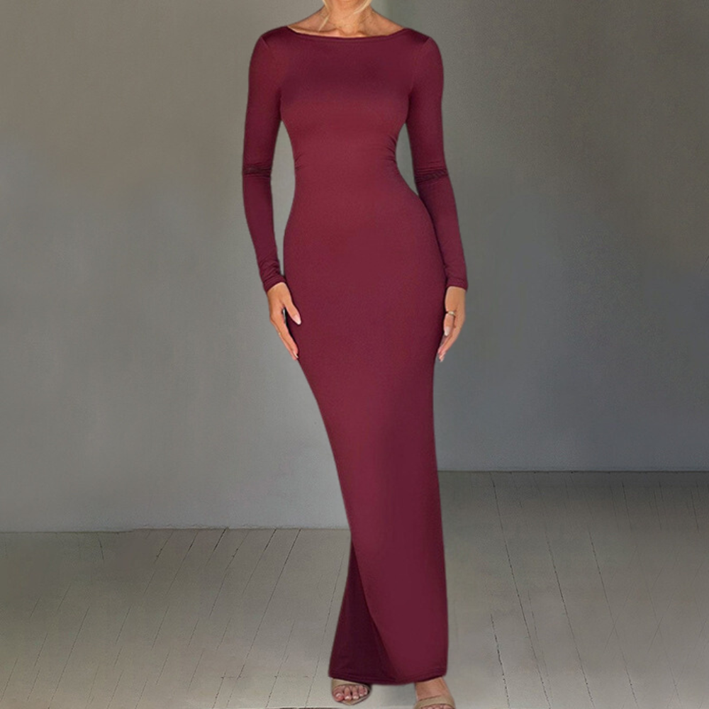 Elegante wijnrode avondjurk met lange mouwen en aansluitend silhouet, perfect voor formele gelegenheden. Luxe damesmode, stijlvolle galajurk.