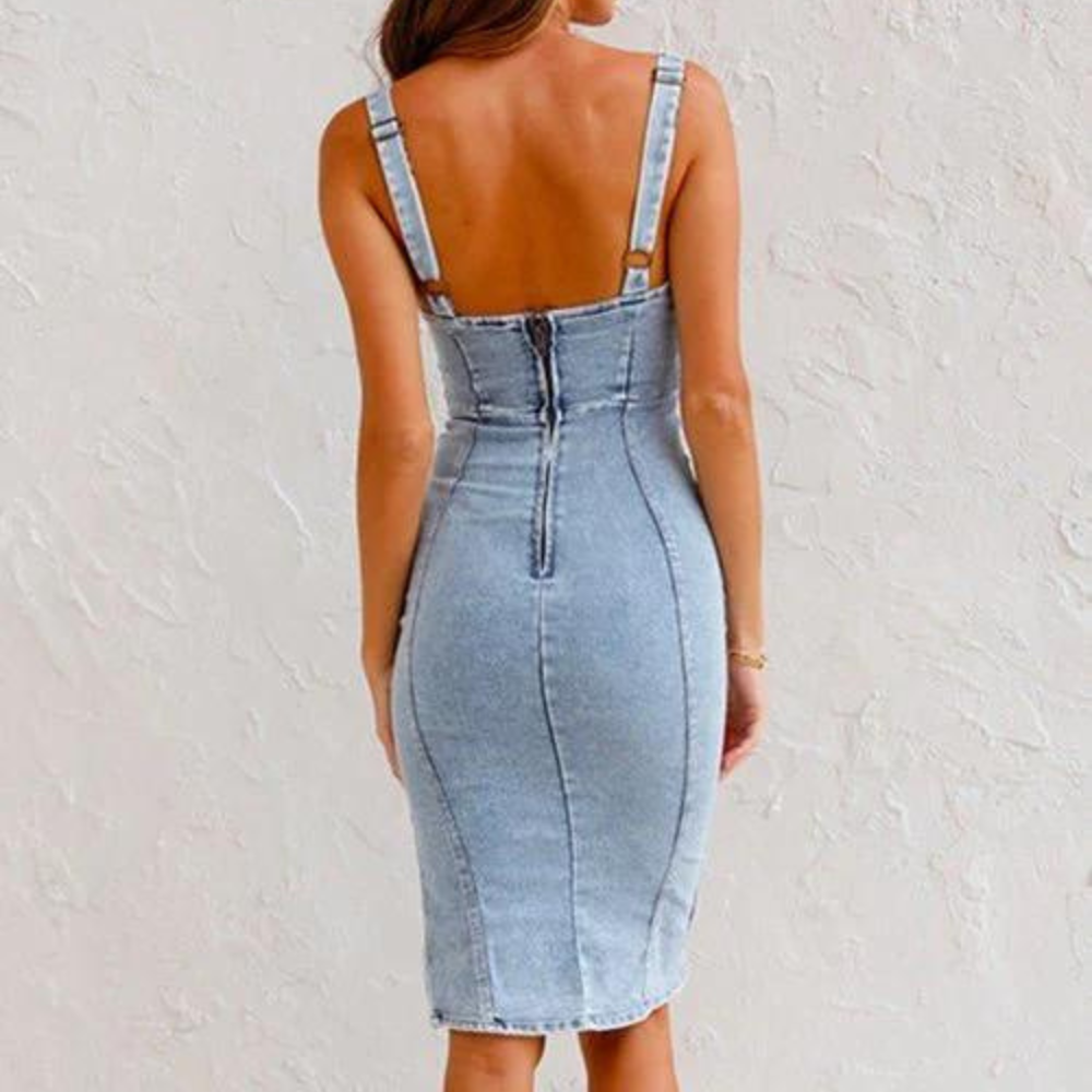 Vrouw in blauwe denim jurk met open rug en verstelbare bandjes, getailleerd ontwerp, casual en modieuze stijl, perfect voor zomerse dagen.