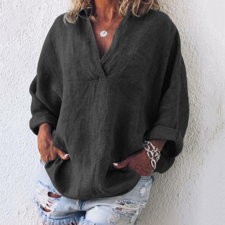 Zwarte linnen blouse voor dames, casual en losvallend, met lange mouwen en V-hals. Perfect voor een stijlvolle, ontspannen look.