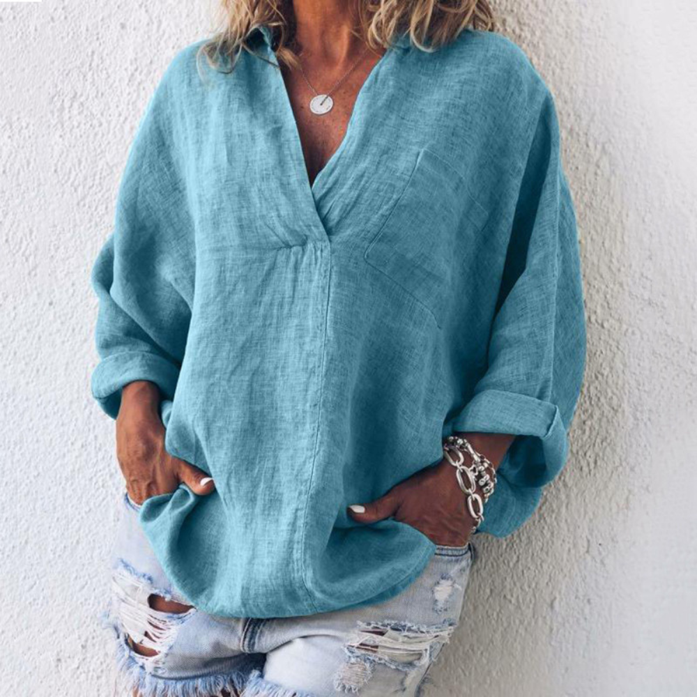 Blauwe linnen blouse voor dames, casual en comfortabel, met opgerolde mouwen en V-hals. Perfect voor een zomerse, stijlvolle look.