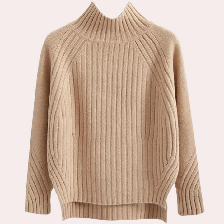 Beige gebreide trui met hoge hals, ribbelpatroon en lange mouwen. Stijlvolle damesmode, perfect voor herfst- en winterseizoenen.