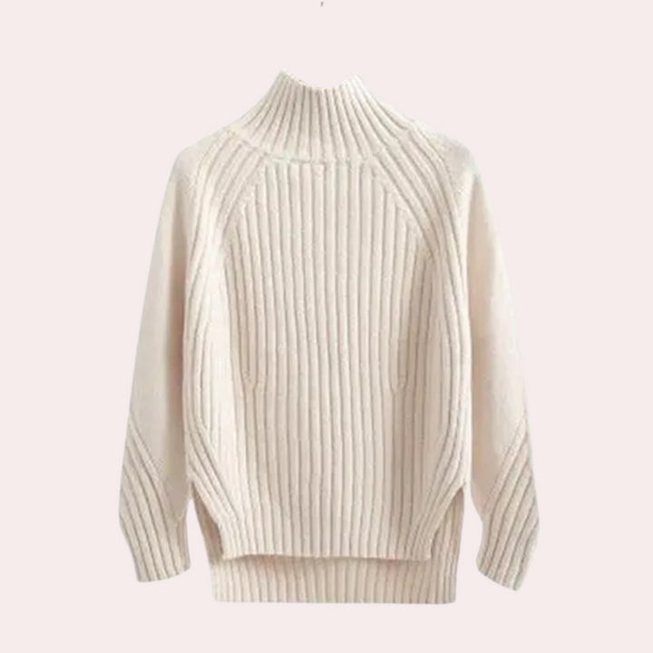 Witte gebreide trui met hoge hals, lange mouwen en geribbelde textuur. Stijlvolle damesmode, perfect voor herfst- en winterseizoenen.