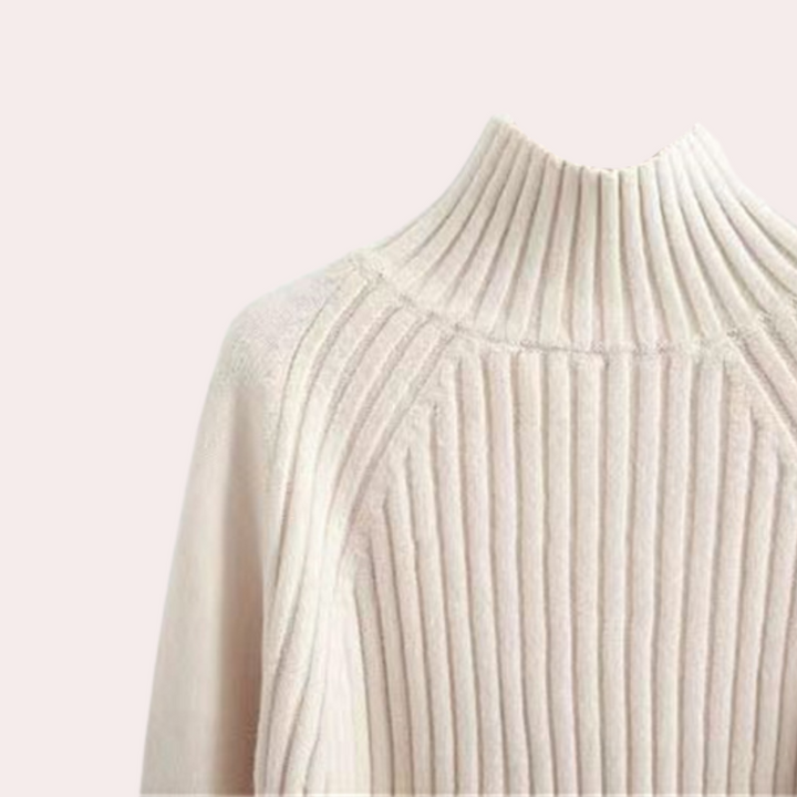 Witte geribbelde coltrui dames, stijlvolle wintermode, zachte katoenen stof, modieuze kleding, comfortabele pasvorm, trendy design.