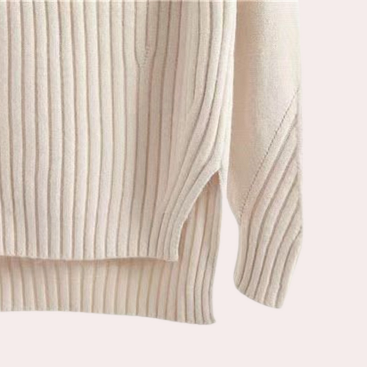 Witte gebreide trui met verticale ribbels, lange mouwen en een comfortabele pasvorm. Perfect voor herfst- en wintermode. Stijlvol en warm.