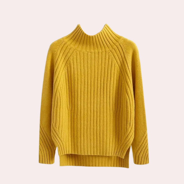 Gele gebreide trui met hoge kraag, ribbelpatroon en lange mouwen. Modieuze dameskleding, herfst- en wintertrui, warme en stijlvolle outfit.