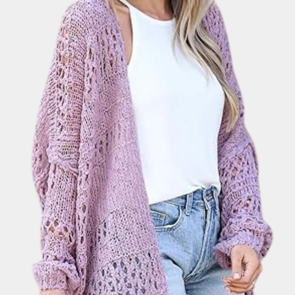 Vrouw draagt paarse gehaakte cardigan, gecombineerd met witte top en blauwe jeans. Modieuze dameskleding, casual stijl, trendy outfit.