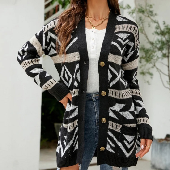 Vrouw draagt zwart-wit geometrisch gebreid vest met knopen, casual outfit, herfstmode, trendy dameskleding, stijlvolle cardigan.