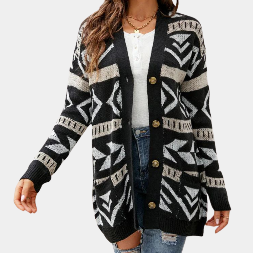 Vrouw draagt zwarte gebreide cardigan met geometrisch patroon, knopen en witte top. Modieuze dameskleding, herfst-winter stijl.