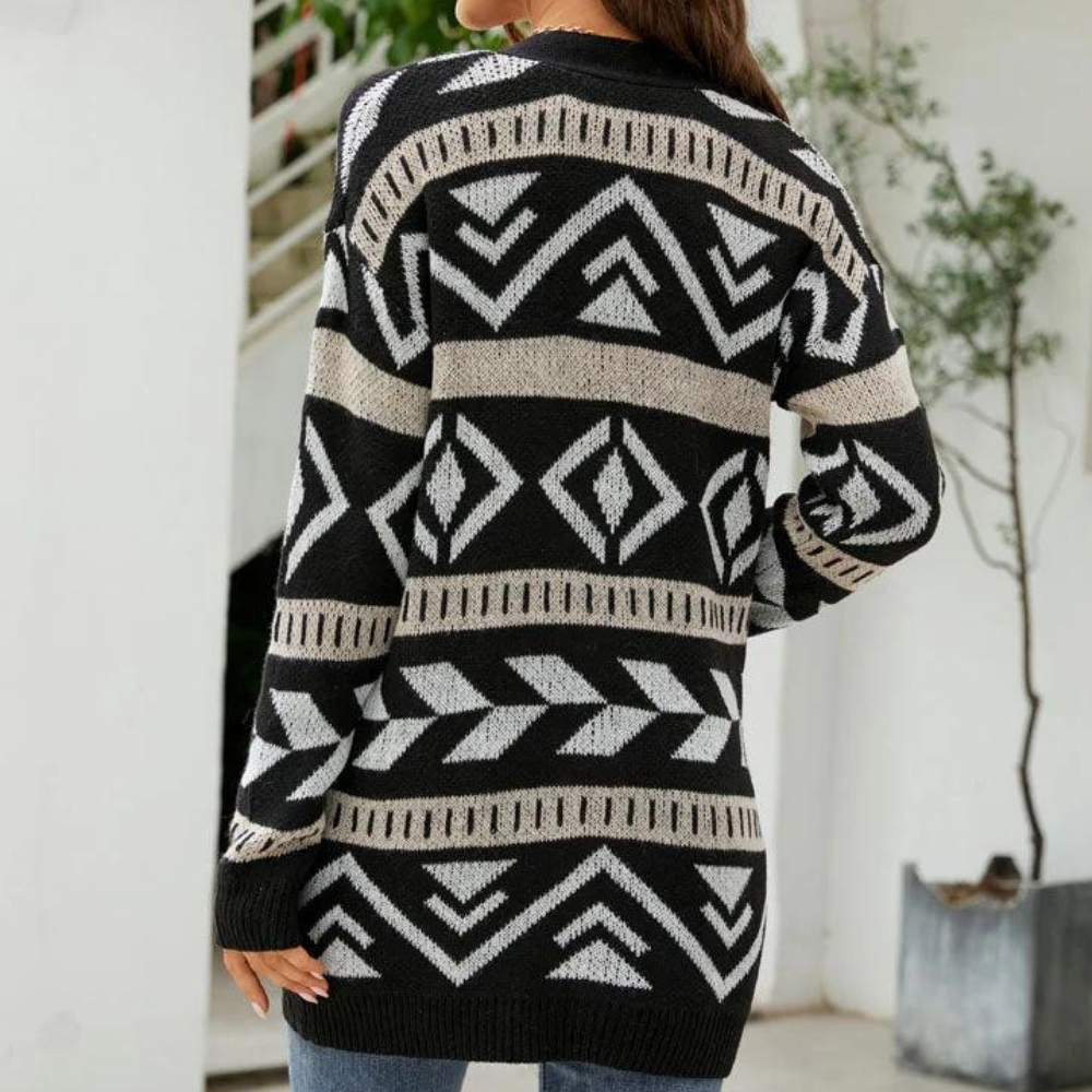 Zwart-witte gebreide trui met geometrisch patroon, gedragen door een persoon. Stijlvolle wintermode, comfortabele dameskleding, trendy design.